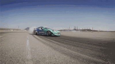 赛车惊险逆转取胜,粉丝狂欢不已 赛车惊险逆转取胜,粉丝狂欢不已