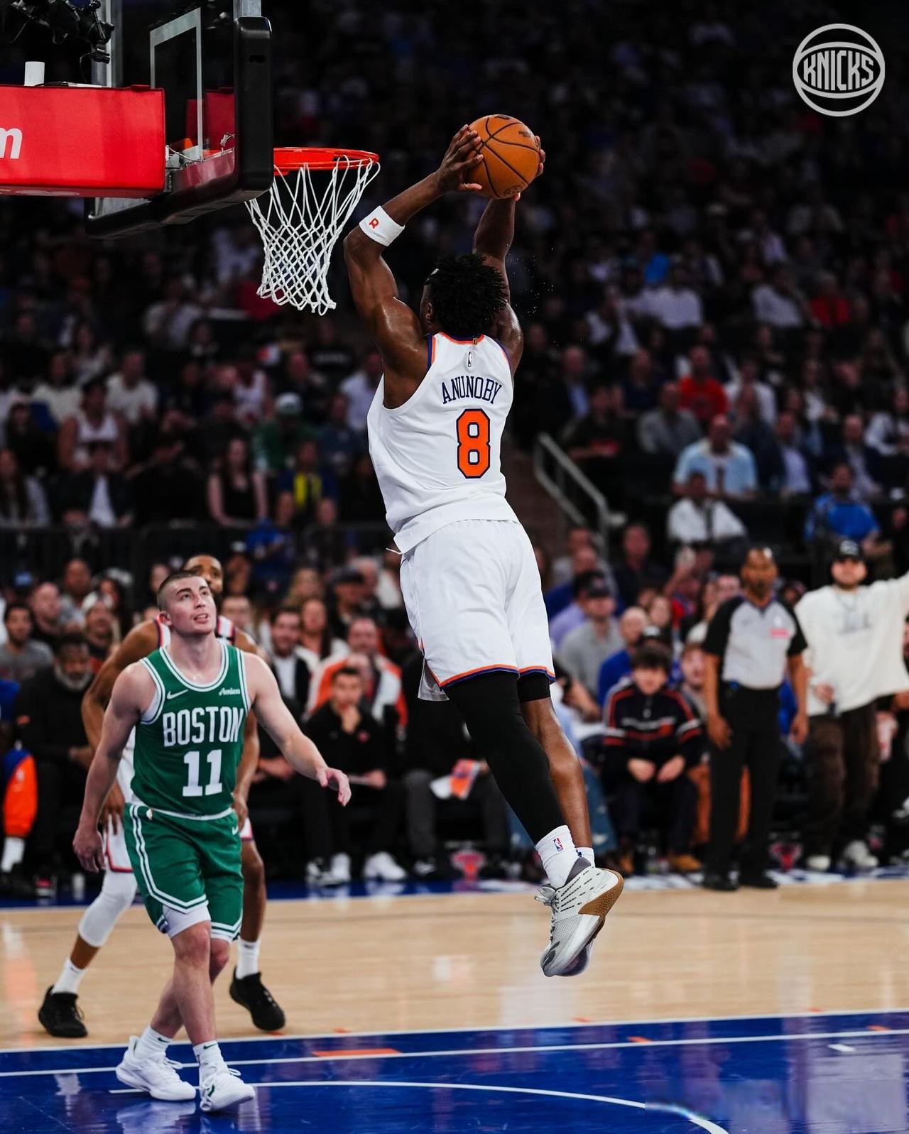 尼克斯鏖战76人，布克高光表现的简单介绍