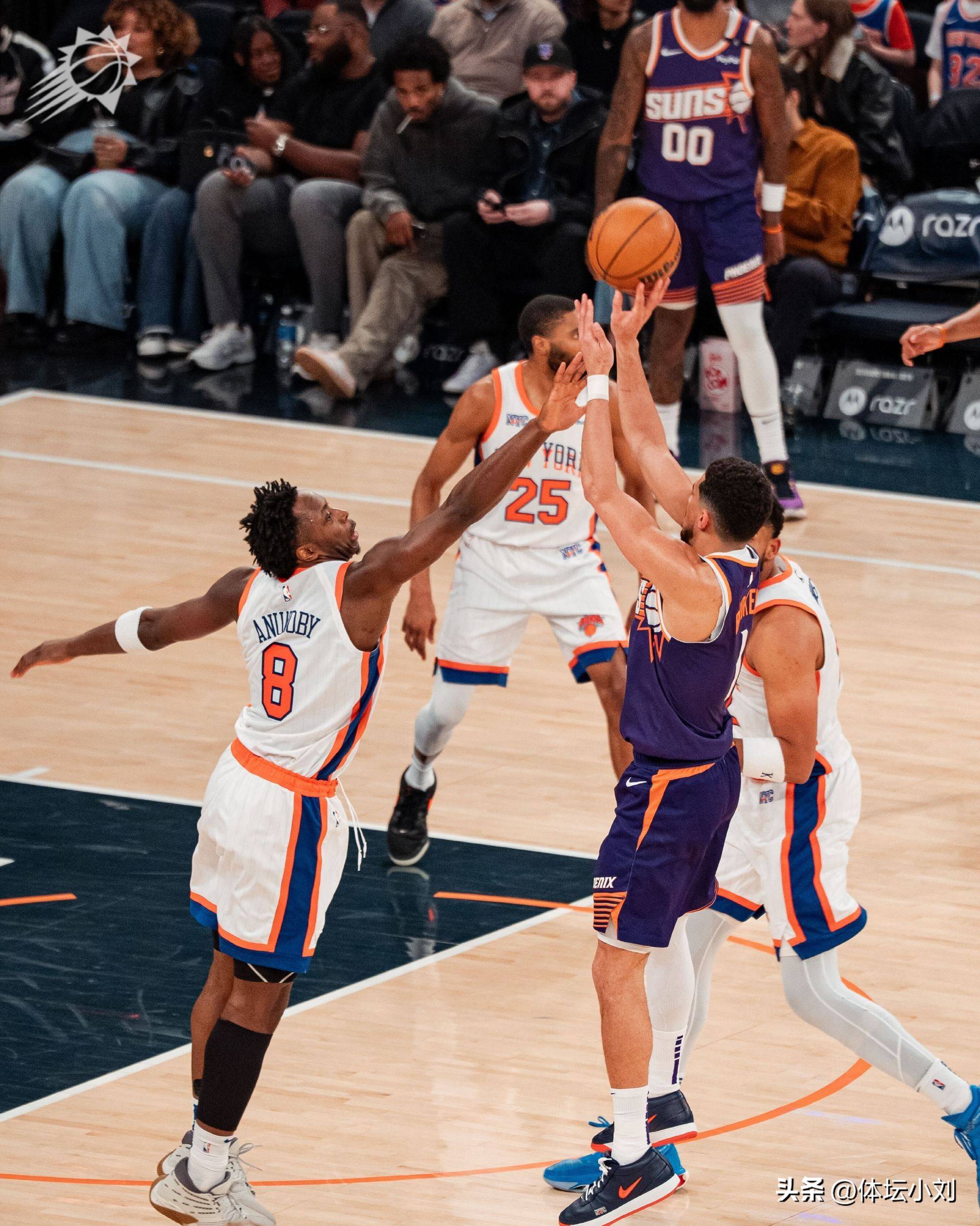 尼克斯鏖战76人，布克高光表现的简单介绍