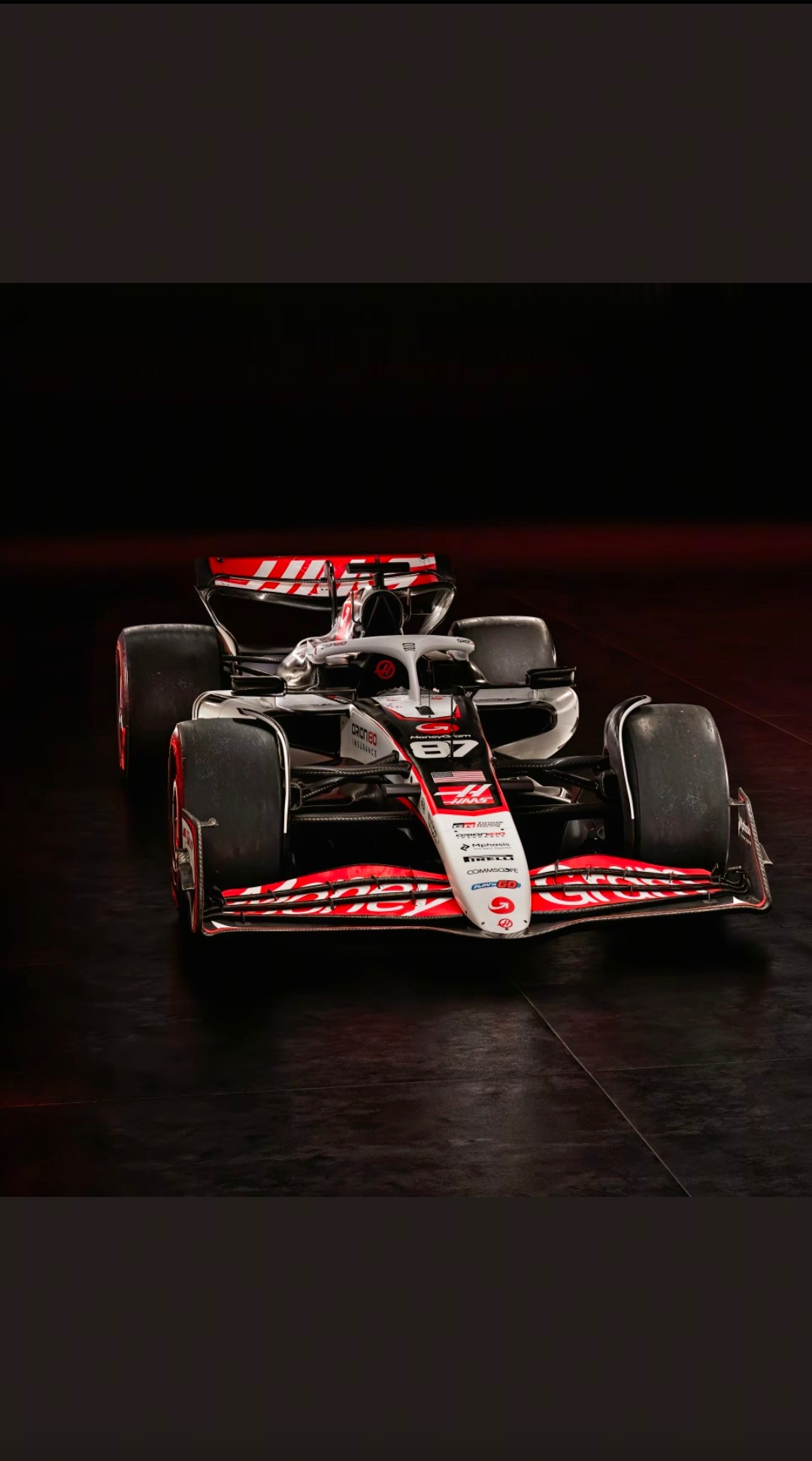 阿斯顿马丁完胜哈斯车队，皮亚斯特里点燃赛场