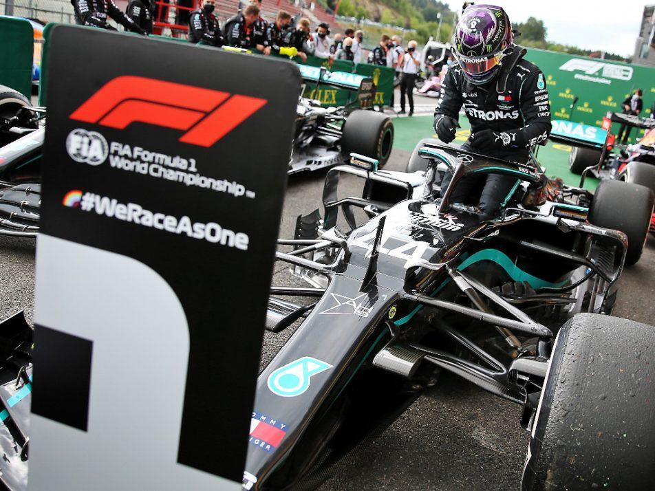 梅赛德斯险胜索伯车队，塞恩斯扛起全队